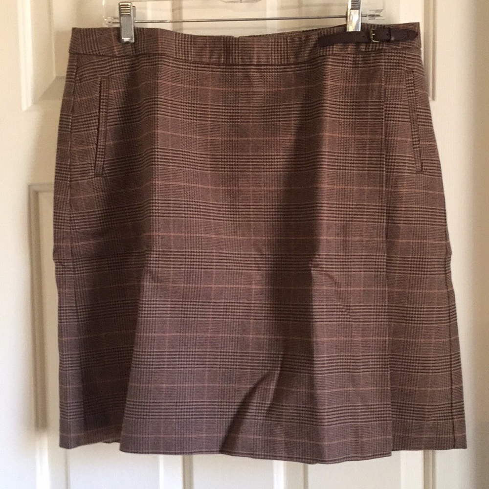 Women’s houndstooth faux-wrap skirt.